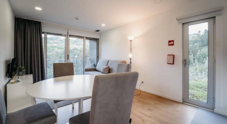 Chalet with BBQ, patio & pool | Suitable for remote work — photo 4