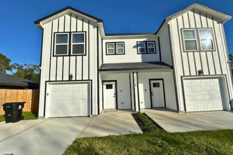 Children-friendly house with yard | Pets are welcome in Houston, TX