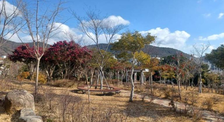 Vacation home with jacuzzi, barbecue & garden — photo 2