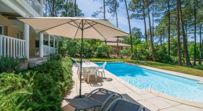 Villa with terrace, yard & pool | Dogs allowed in Lacanau