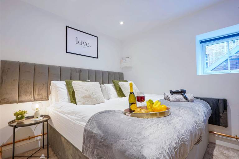 Stylish Apartment - City Centre - Free Parking in Warwick