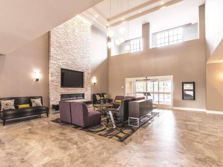 La Quinta Inn & Suites by Wyndham Arlington North 6 Flags Dr — photo 4