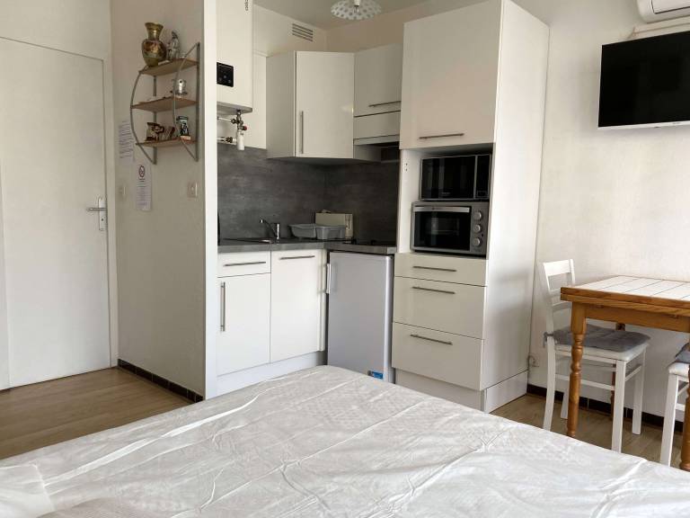 Cozy Studio with Parking, AC, and WiFi in Balaruc-les-Bains — photo 5