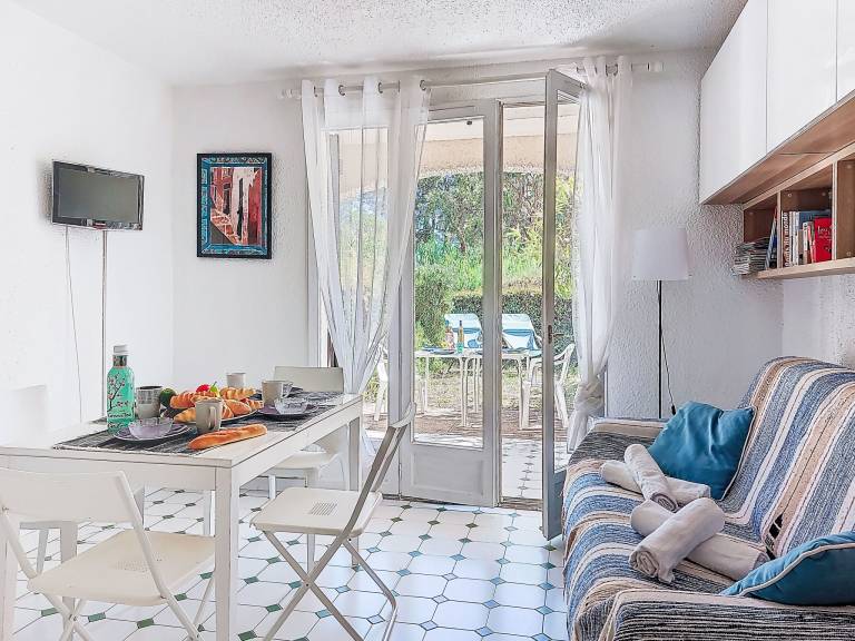 Holiday apartment with garden, barbecue & patio — photo 3