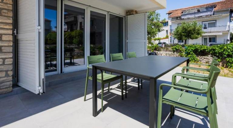 Holiday apartment with garden & patio — photo 2
