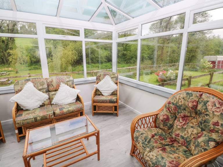 Cottage with garden — photo 3