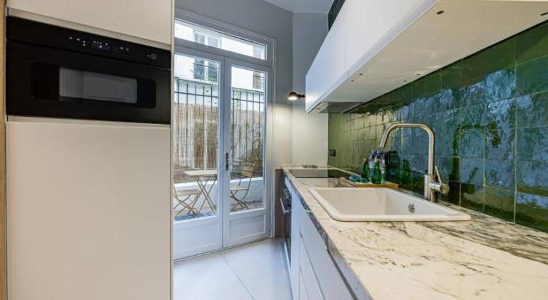 Apartment with patio — photo 4