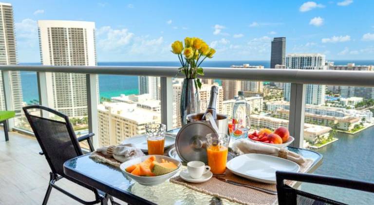 Rental apartment with pool in Aventura, FL