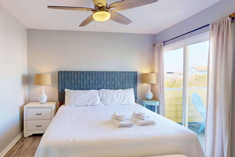 Condo with pool & barbeque | Water view — photo 5