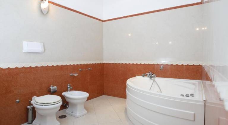 Spacious rental apartment with jacuzzi | Near Naples Cathedral | Pets allowed in Casoria