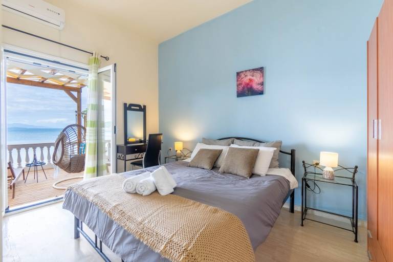 Apartment 'Nikos Seaside' with Sea View, Wi-Fi and Air Conditioning — photo 4
