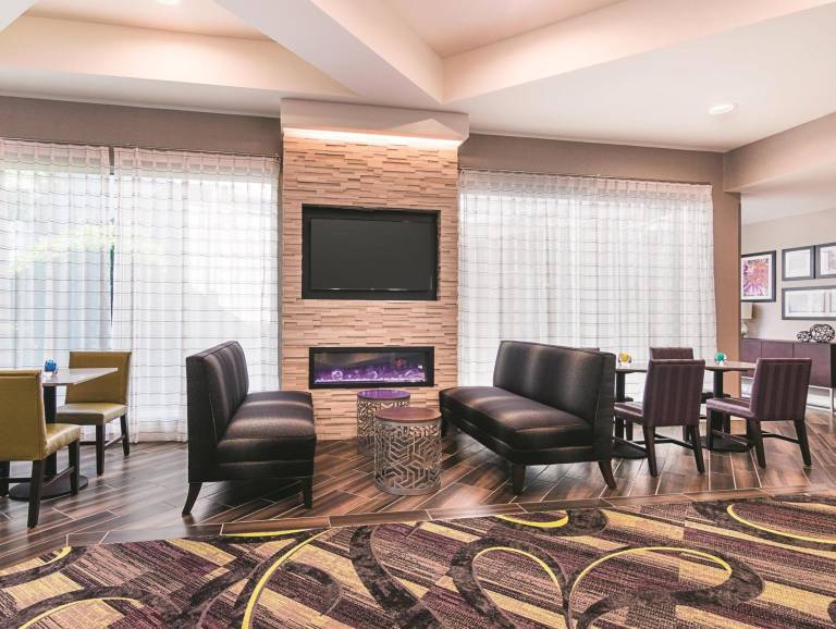 La Quinta Inn & Suites by Wyndham Atlanta Conyers — photo 3