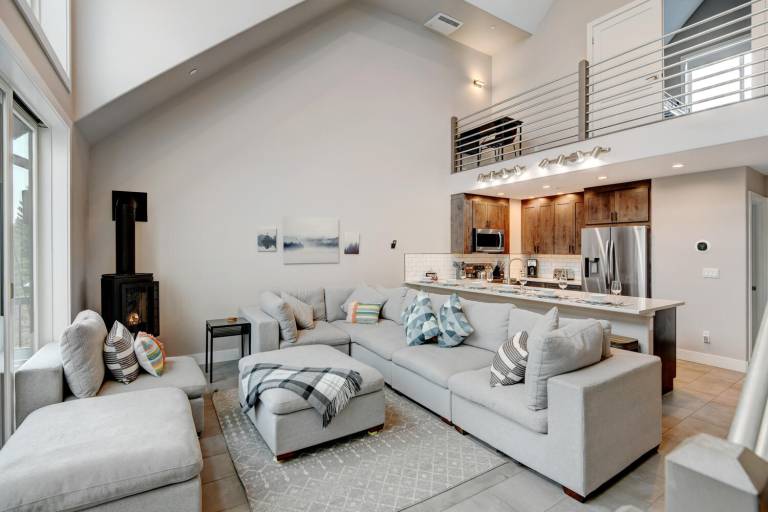 Children-friendly spacious vacation home with patio, BBQ & jacuzzi | Mountain view | Close to the ski | Pets are welcome — photo 2