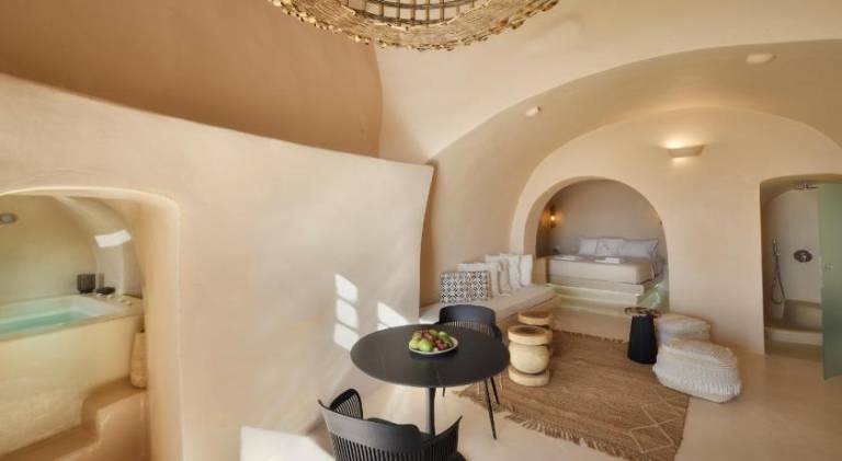 Vacation home with jacuzzi & patio — photo 2