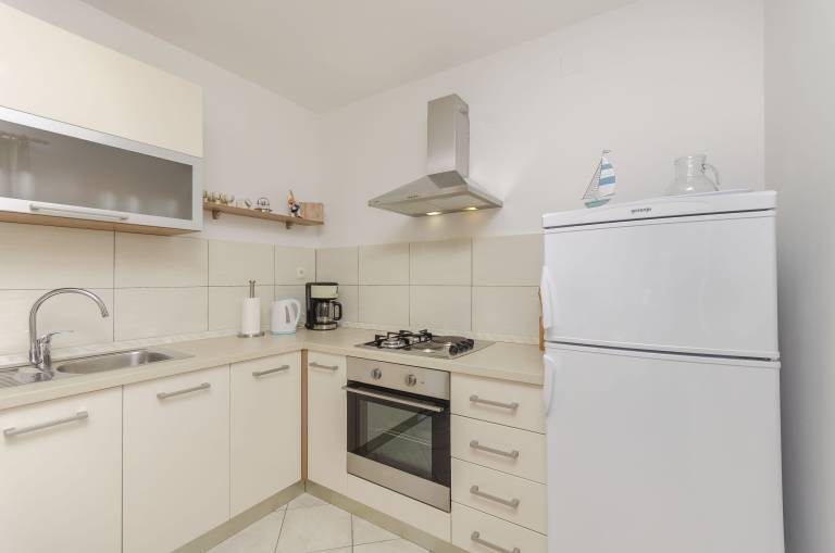 Apartment with BBQ & patio | Sea view — photo 3