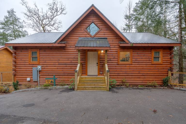 Cabin with private pool, jacuzzi & barbeque | Mountain view in Gatlinburg, TN
