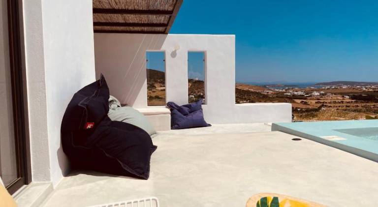 Villa with yard, terrace & private pool — photo 4