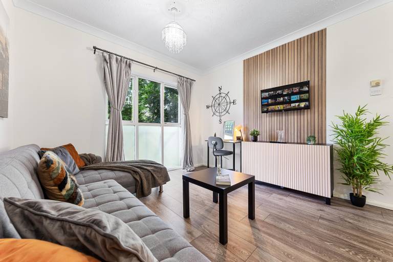 Vibrantflat in SE near 1 BUS 2 london bridge