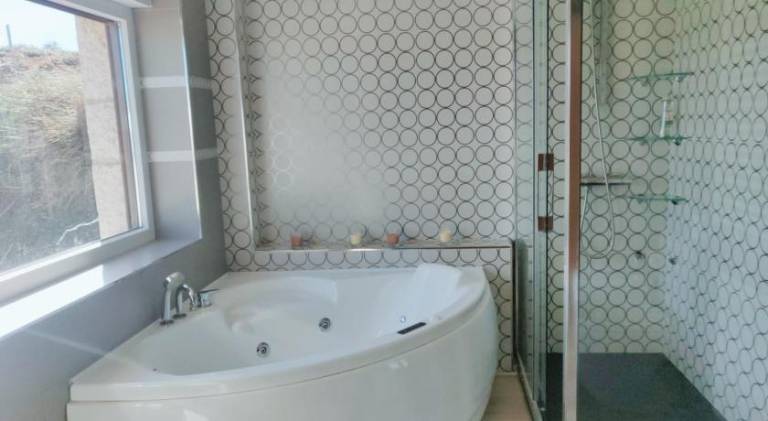 Villa with jacuzzi — photo 2