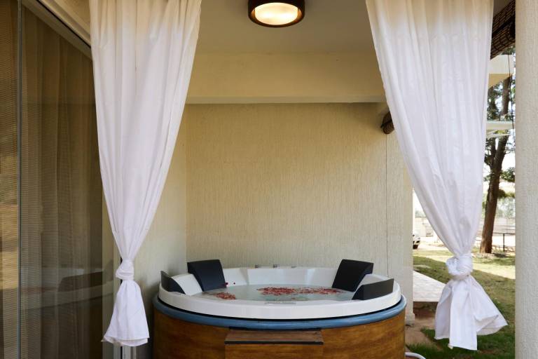 Royal County Villa1 by StayJade D Jacuzzi HugeLawn — photo 4