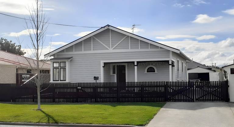 Fully equipped charming vacation home with barbeque, patio & yard | Pets are welcome in Blenheim