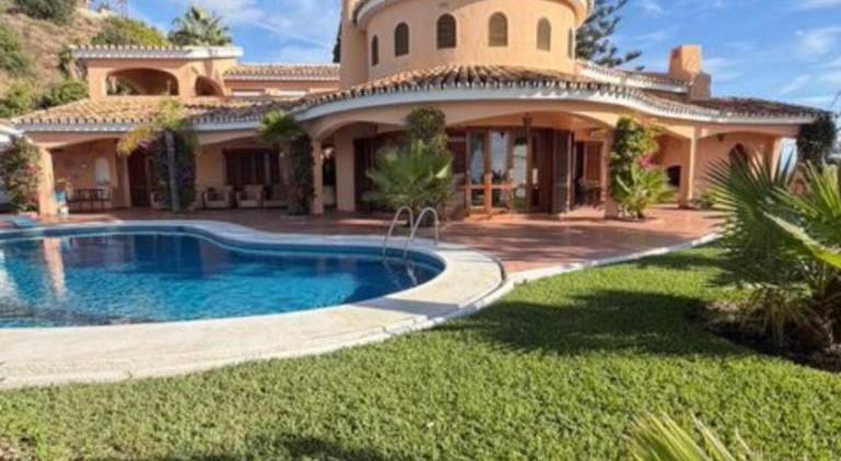 Fully equipped villa with grill, private pool & patio | Pets are welcome in Benalmádena