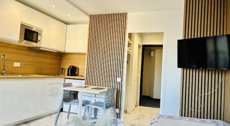 Holiday apartment with yard & patio — photo 2