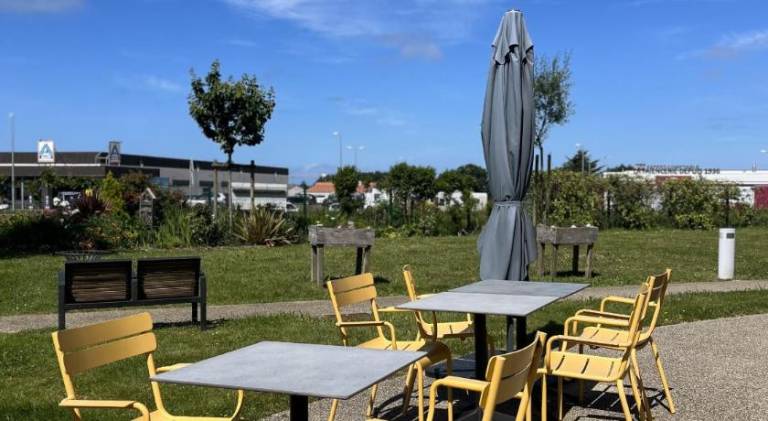 Pleasant serviced apartment with private pool, patio & yard | Pets allowed — photo 2