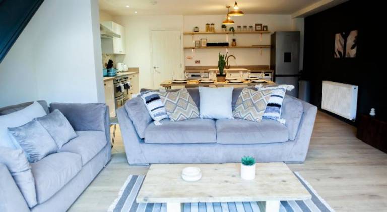 Cotswolds-Stroud-4 bed home-Sleeps 10-Work or Leisure — photo 2