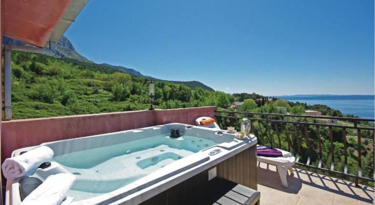 Vacation home with hot tub — photo 2