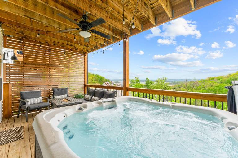 Vacation home with barbeque & pool — photo 2