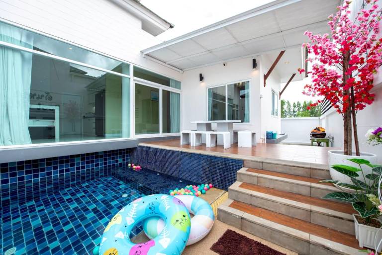 Villa with pool — photo 4