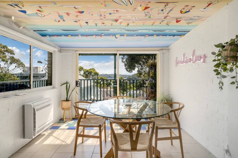 Harbourside pad with waterfront views