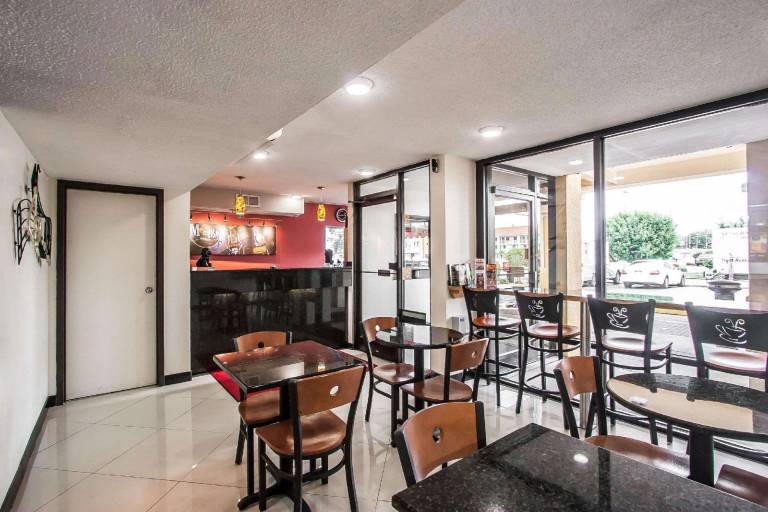 Econo Lodge Inn & Suites Memphis East — photo 2