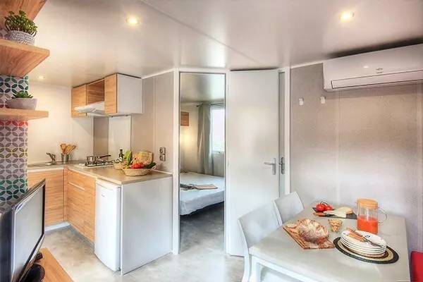 Camping La Plage d'Argens - Mobile home Comfort 1 bdr. 2 pers. Covered Decking A/C TV — photo 4