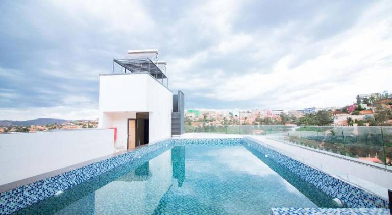 Serviced apartment with pool, yard & patio — photo 2