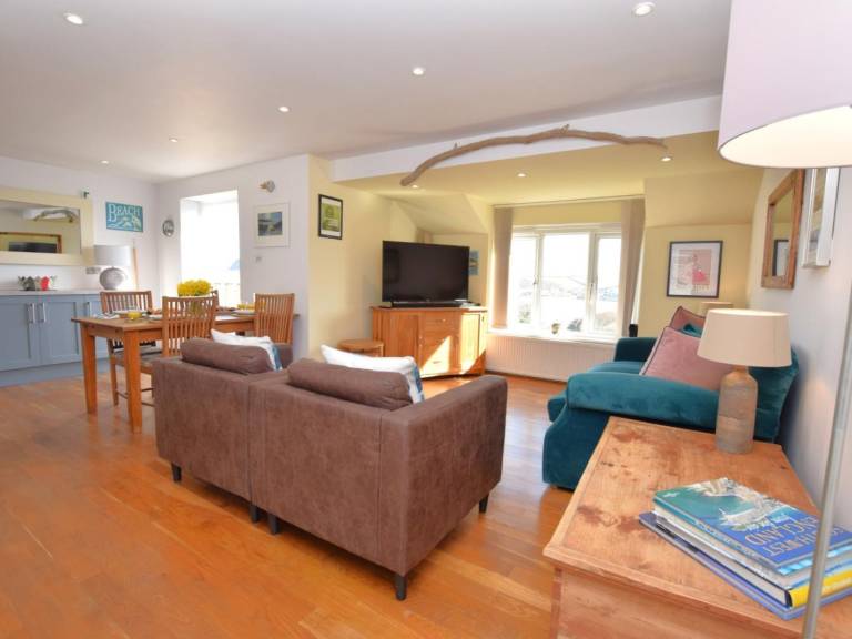 Cottage with yard | Water view — photo 2