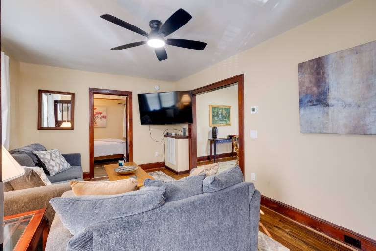 Walk to Main St & Campus Dtwn Radford Home