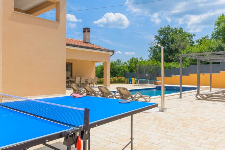 Fully equipped spacious villa with patio, pool & BBQ | Pet-friendly — photo 4