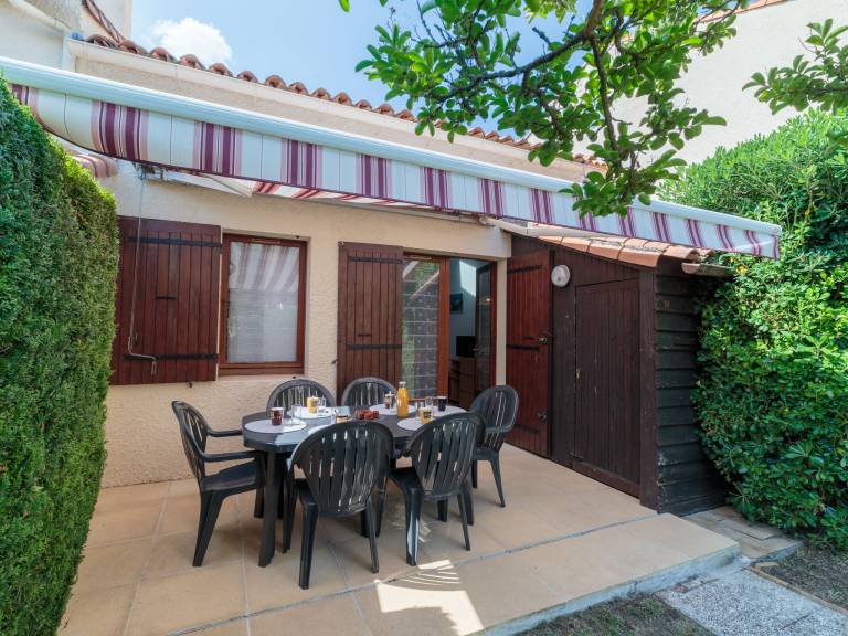 House with yard & patio — photo 2