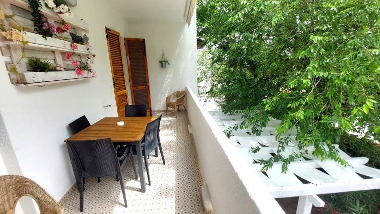 Apartment with yard & terrace — photo 4