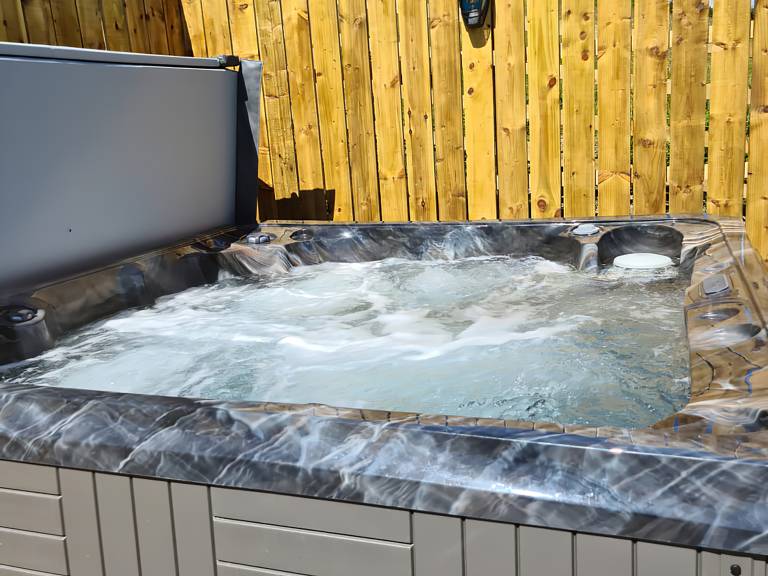Cottage with hot tub, barbecue & yard | River view in Carmarthen