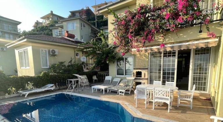 Villa with patio, private pool & sauna | Close to the beach | Pets are welcome in Alanya