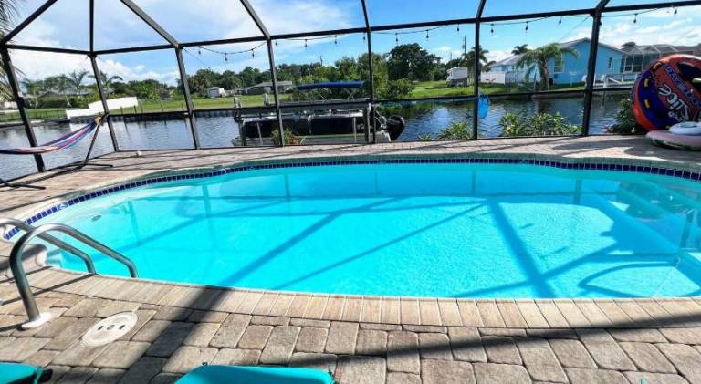 Vacation home with pool — photo 4
