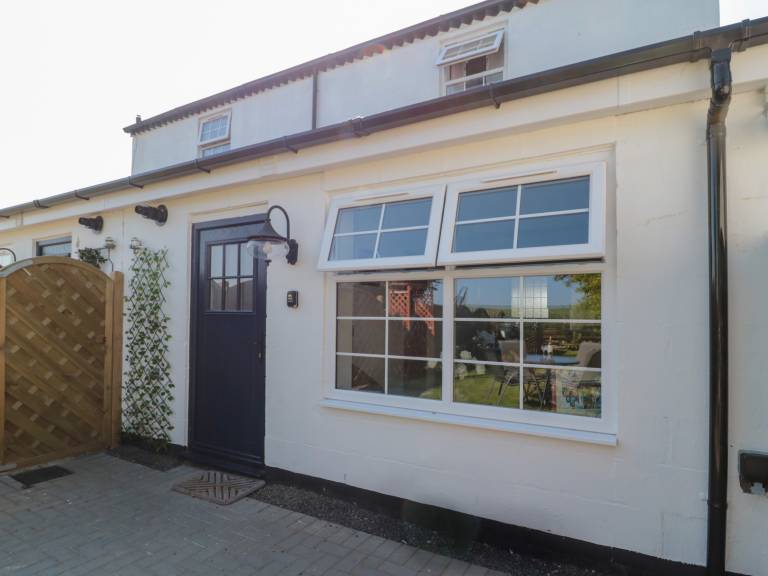 Cottage with garden | Beach view — photo 2
