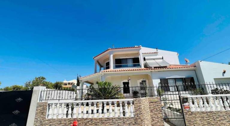 Villa with 5 rooms for 10 persons in Loulé