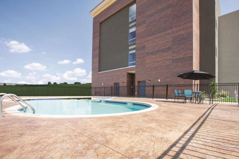 La Quinta Inn & Suites by Wyndham Tulsa Broken Arrow — photo 3