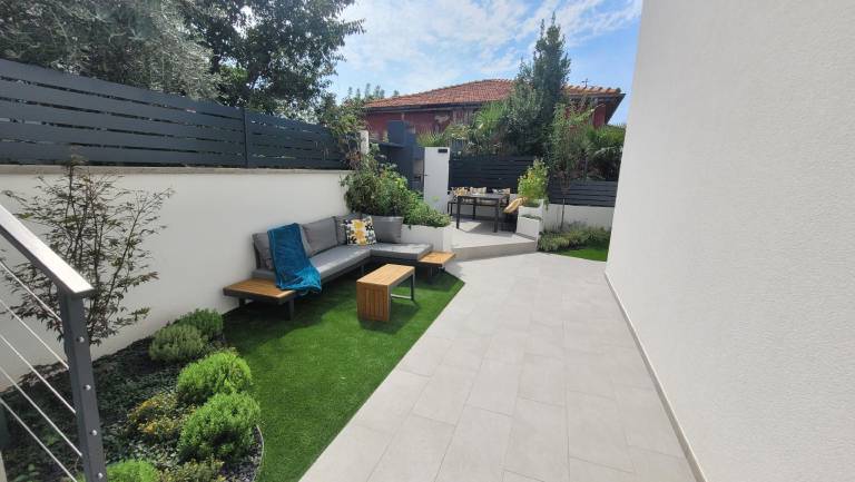 Rental apartment with terrace, yard & grill in Rijeka