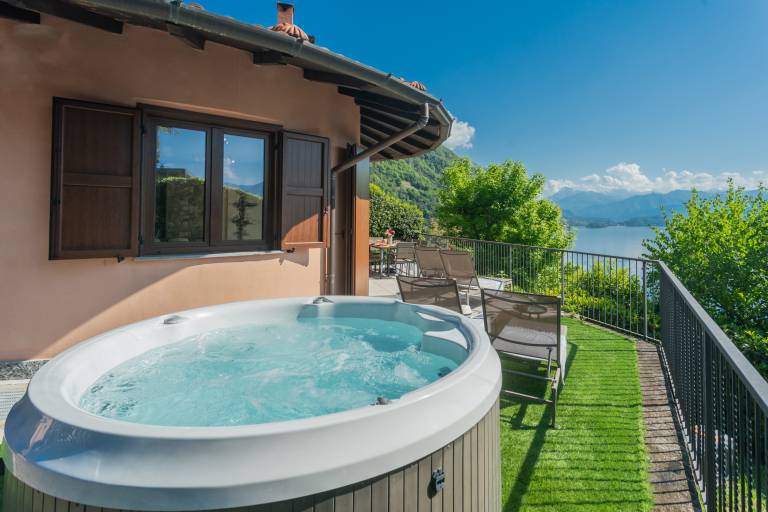 Family-oriented villa with BBQ, terrace & yard | Lake view | Pets allowed in Centro Valle Intelvi