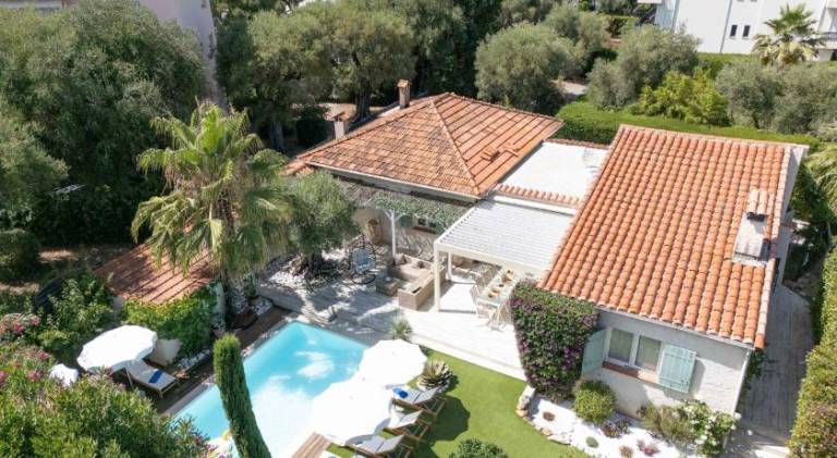 House with private pool, patio & barbeque in Antibes
